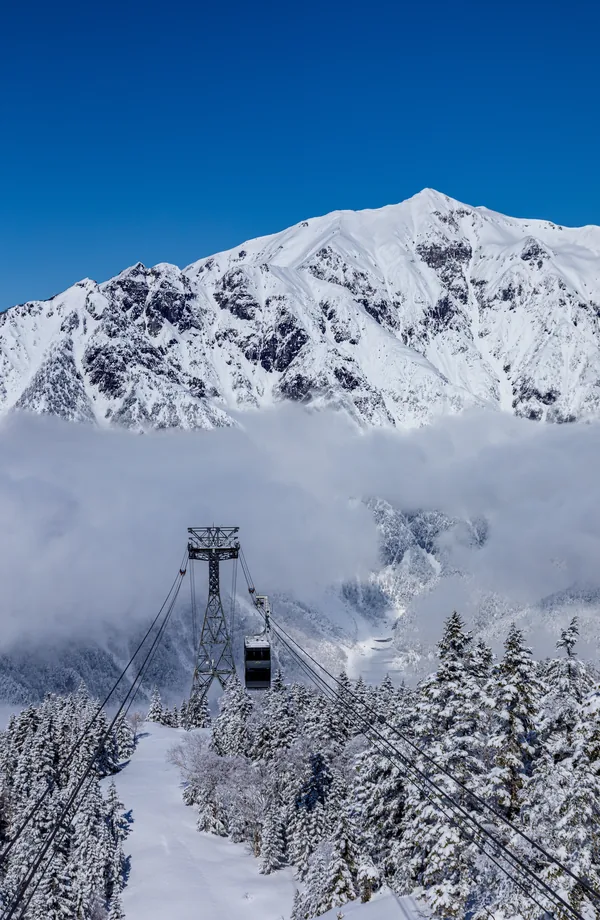 雪化粧した奥飛騨の山並み