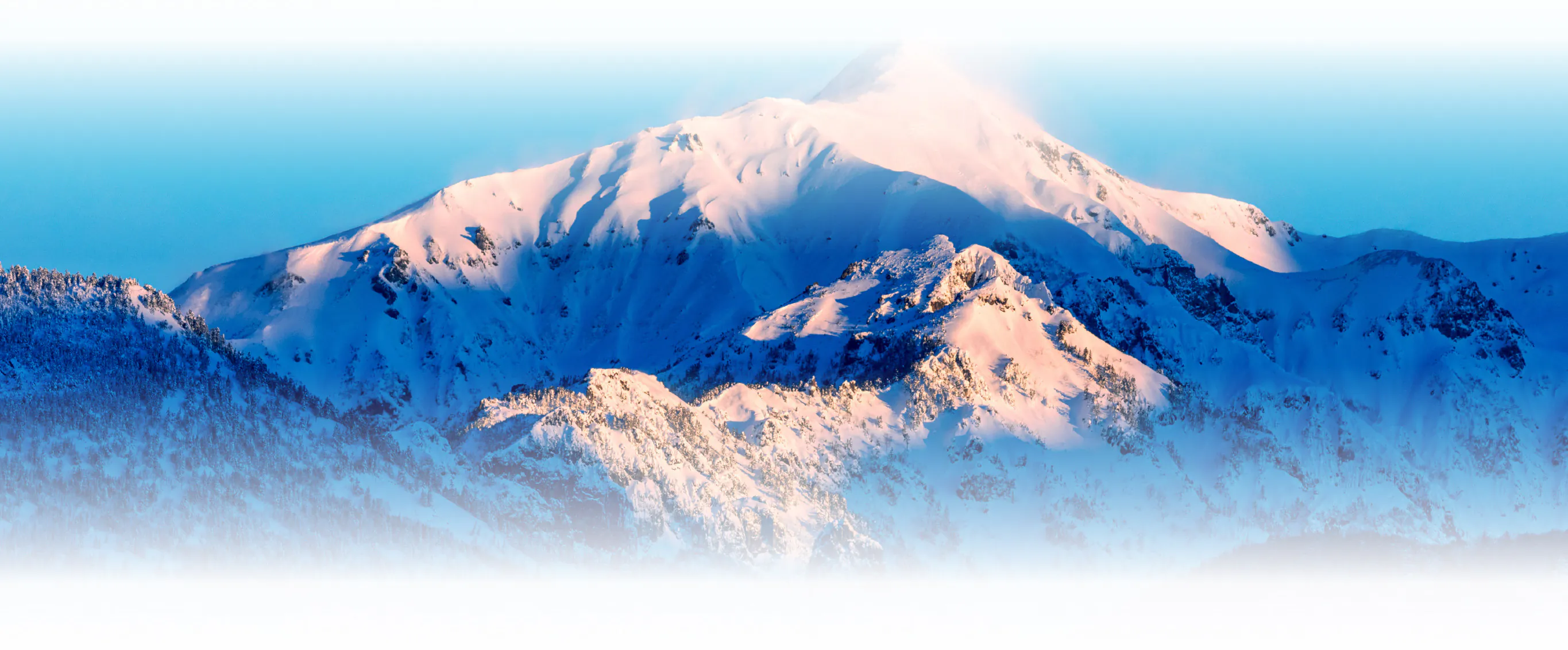 朝焼けに染まる奥飛騨の雪山