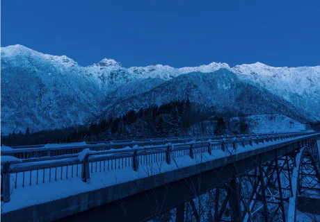 雪山にかかる橋