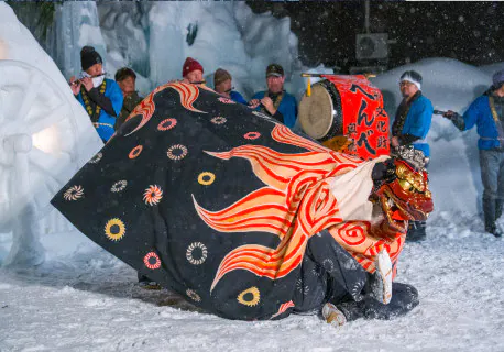雪上の獅子舞