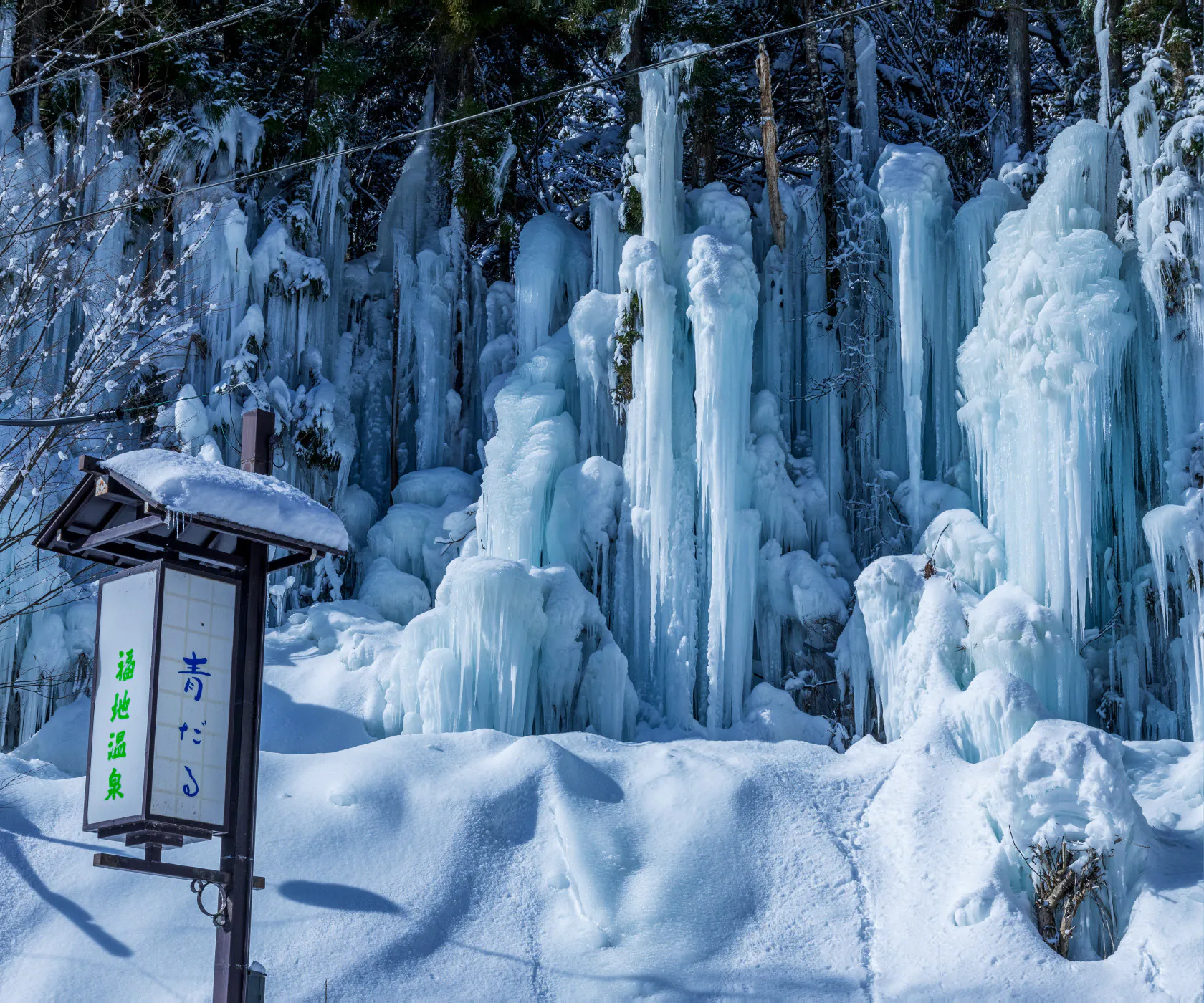 青だるライトアップの氷の景観
