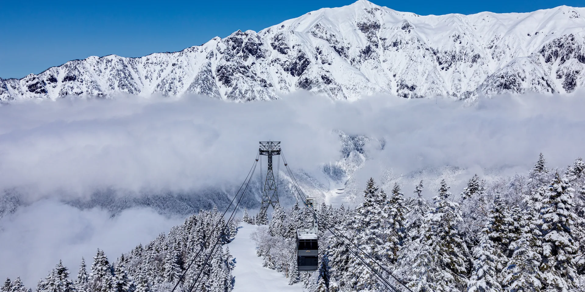 雪化粧した奥飛騨の山並み