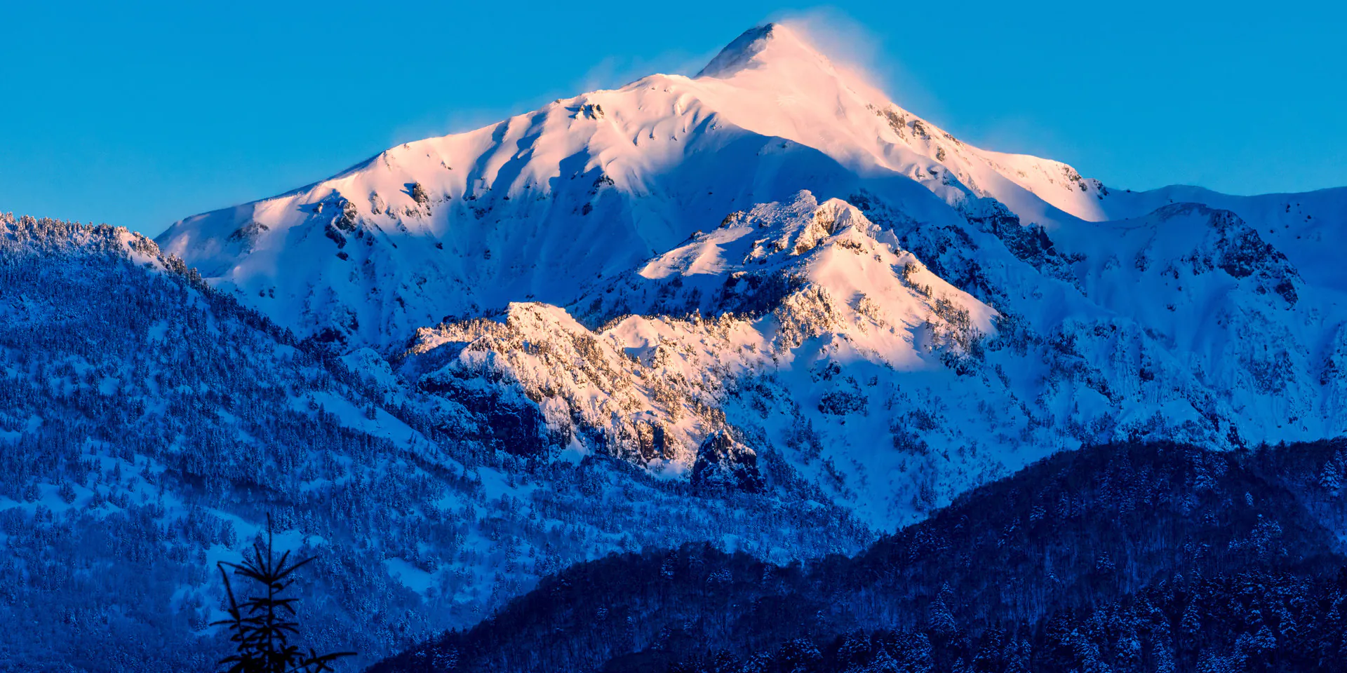 朝焼けに染まる奥飛騨の雪山