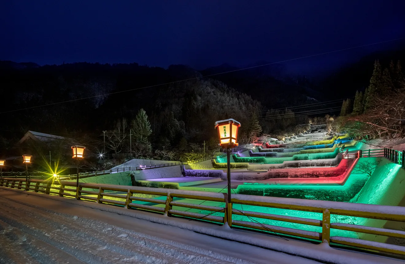 雪桜のようにライトアップされた栃尾温泉の夜景