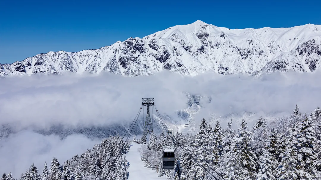 雪化粧した奥飛騨の山並み